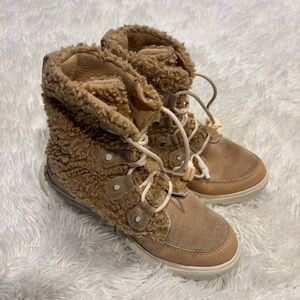 Sorel youth Explorer II Joan Cozy Boot Nova Sand/Sea Salt size 3